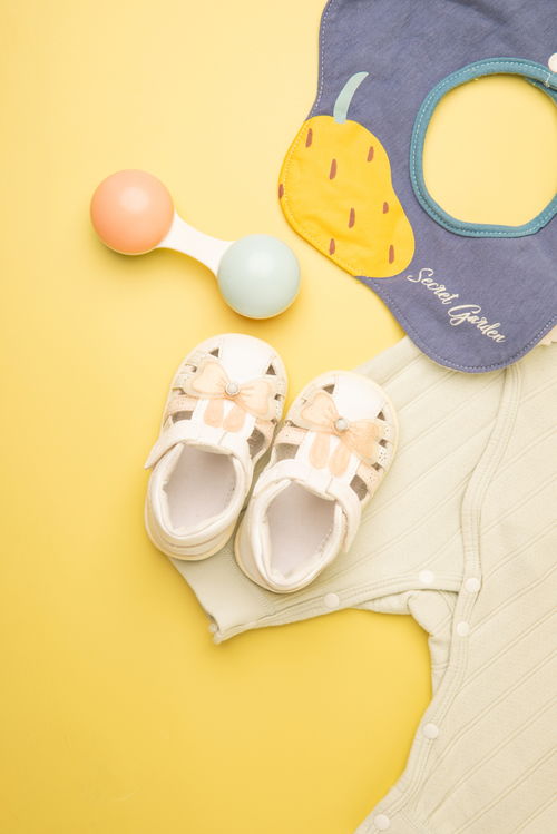 嬰童用品攝影美學 兒童鞋、玩具與圍兜的視覺敘事